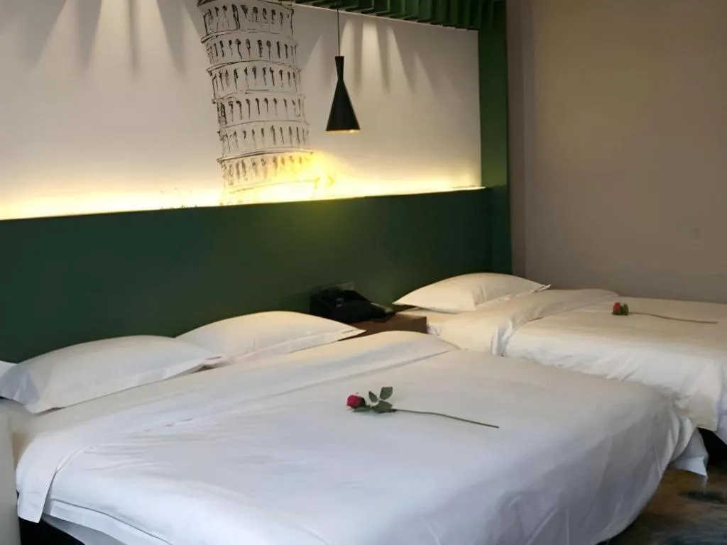 Bed in Shell Hotel Zhengzhou East High-Speed Railway Station Zhengdong Commerical Center