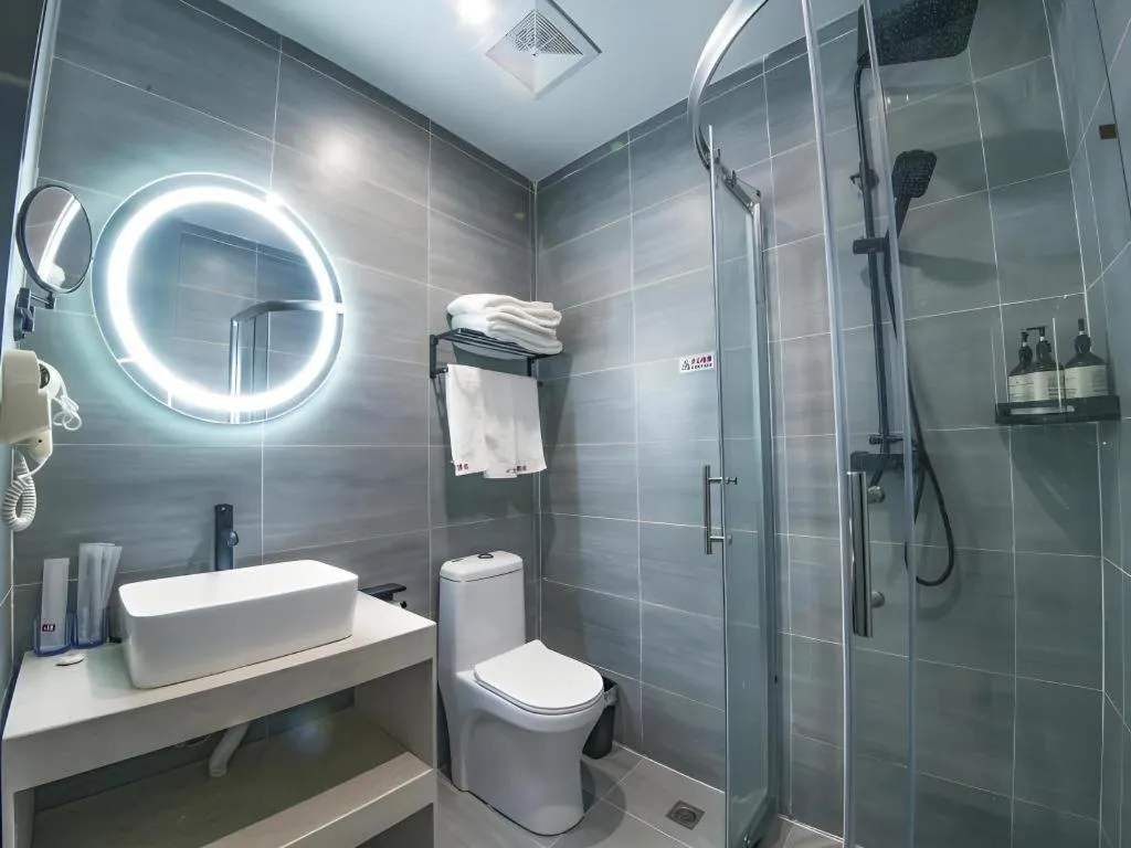 Shell Hotel Zhengzhou East High-Speed Railway Station Zhengdong Commerical Center