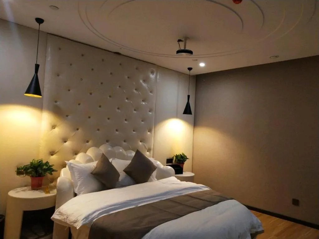 Bed in Shell Hotel Zhengzhou East High-Speed Railway Station Zhengdong Commerical Center