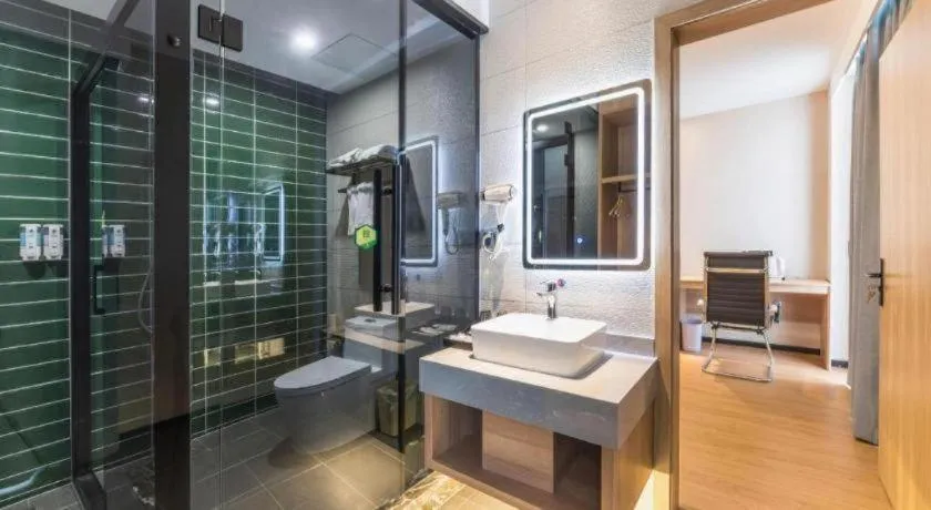 GreenTree Inn Express Zhangjiagang Hexing Town Shazhou Professional Institue of Technology