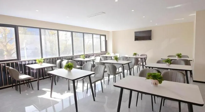 GreenTree Inn Express Zhangjiagang Hexing Town Shazhou Professional Institue of Technology