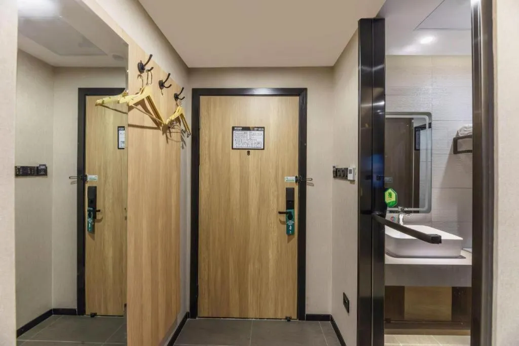 GreenTree Inn Express Zhangjiagang Hexing Town Shazhou Professional Institue of Technology