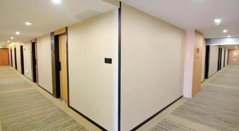 GreenTree Inn Express Zhangjiagang Hexing Town Shazhou Professional Institue of Technology