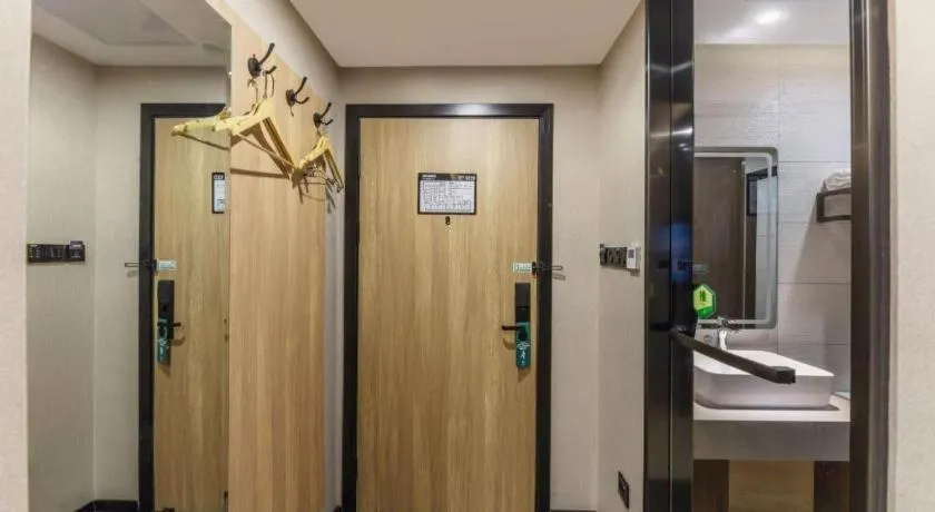 GreenTree Inn Express Zhangjiagang Hexing Town Shazhou Professional Institue of Technology