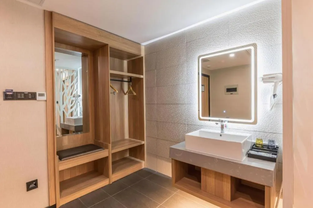 GreenTree Inn Express Zhangjiagang Hexing Town Shazhou Professional Institue of Technology