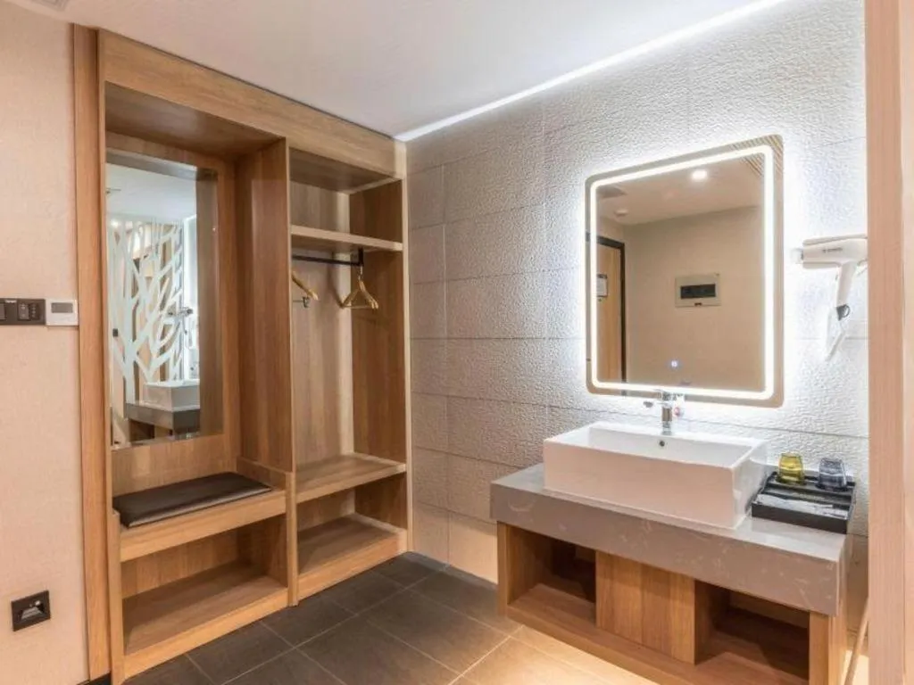 GreenTree Inn Express Zhangjiagang Hexing Town Shazhou Professional Institue of Technology