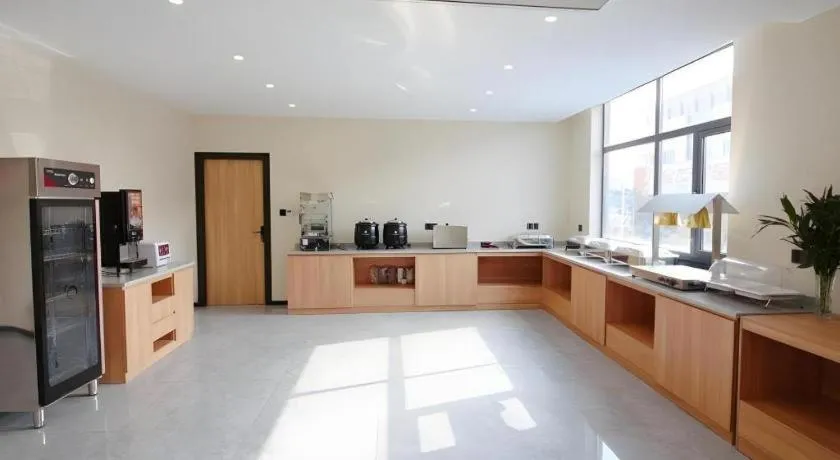 GreenTree Inn Express Zhangjiagang Hexing Town Shazhou Professional Institue of Technology