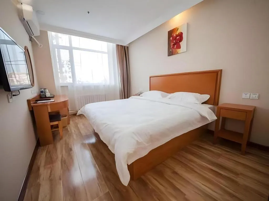 Bed in GreenTree Inn Dalian Jinzhou District Railway Station Ansheng Plaza