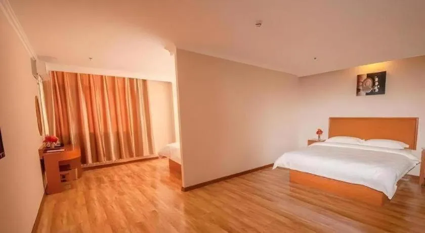 Bed in GreenTree Inn Dalian Jinzhou District Railway Station Ansheng Plaza