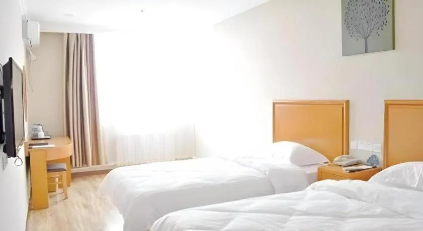 Bed in GreenTree Inn Dalian Jinzhou District Railway Station Ansheng Plaza