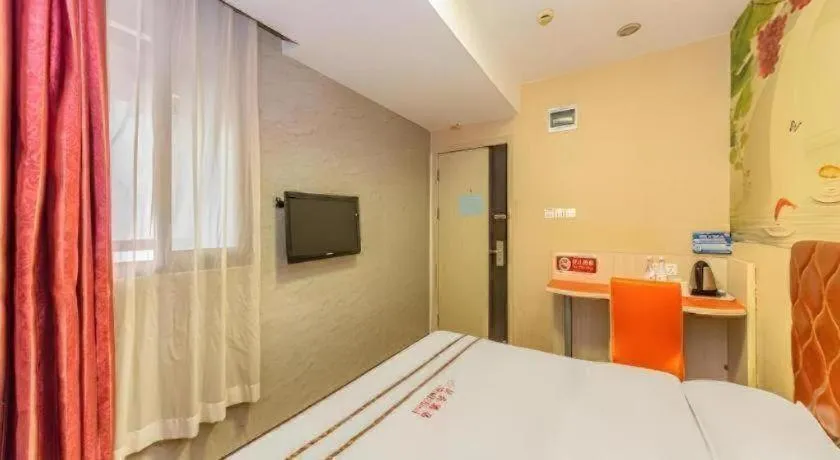 Bed in Shell Hotel Shanghai Expo Changqing Road Metro Station