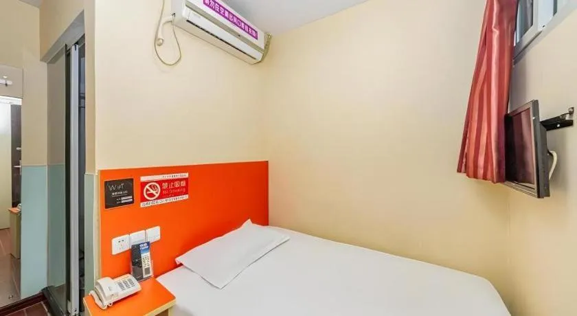 Bed in Shell Hotel Shanghai Expo Changqing Road Metro Station