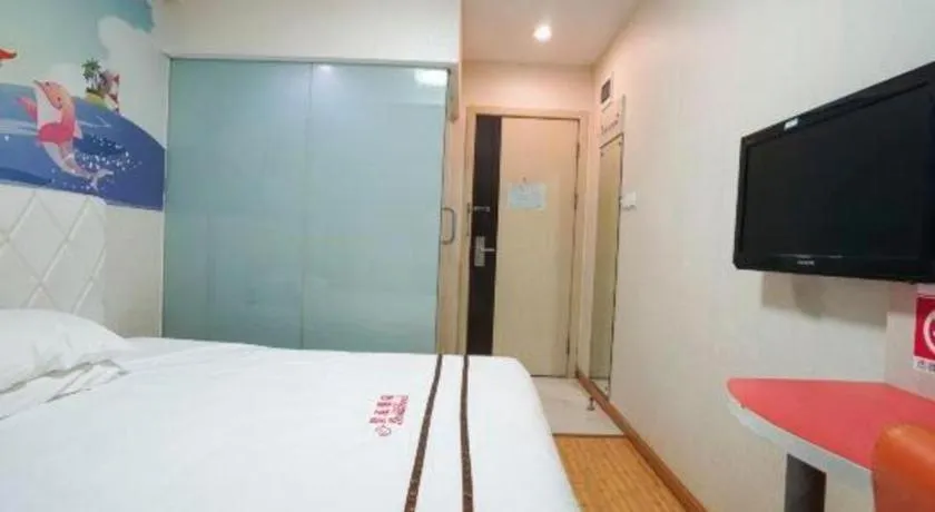 Bed in Shell Hotel Shanghai Expo Changqing Road Metro Station