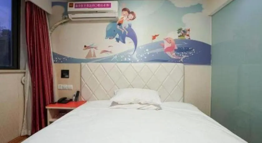 Bed in Shell Hotel Shanghai Expo Changqing Road Metro Station