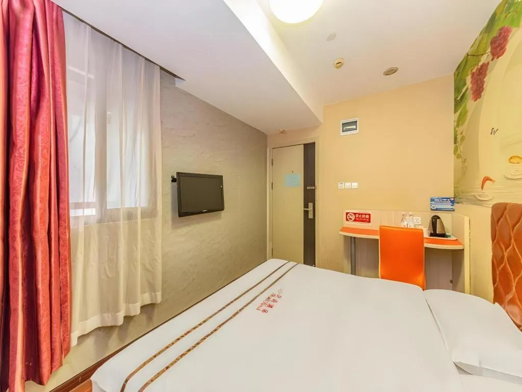 Bed in Shell Hotel Shanghai Expo Changqing Road Metro Station