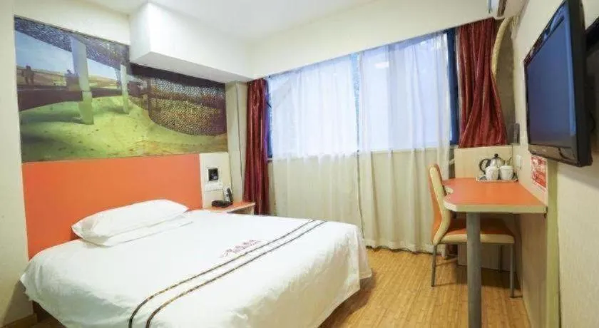 Bed in Shell Hotel Shanghai Expo Changqing Road Metro Station