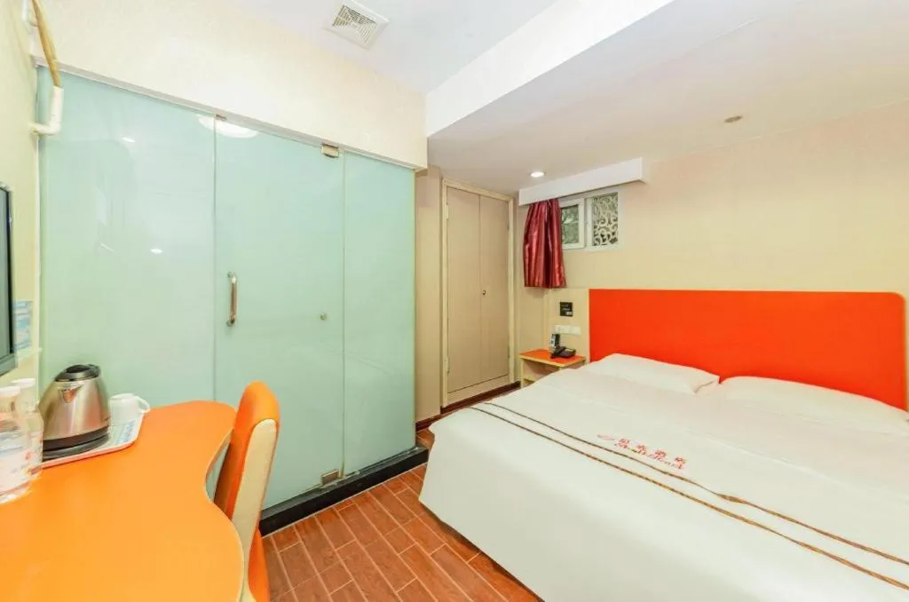 Bed in Shell Hotel Shanghai Expo Changqing Road Metro Station