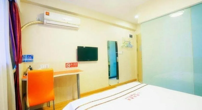 Bed in Shell Hotel Shanghai Expo Changqing Road Metro Station