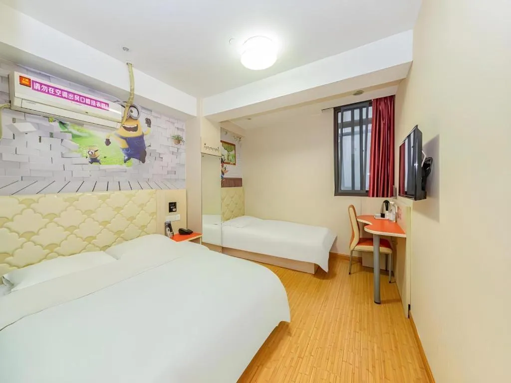 Bed in Shell Hotel Shanghai Expo Changqing Road Metro Station