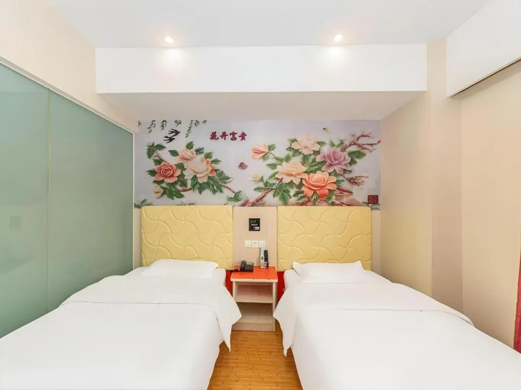 Bed in Shell Hotel Shanghai Expo Changqing Road Metro Station