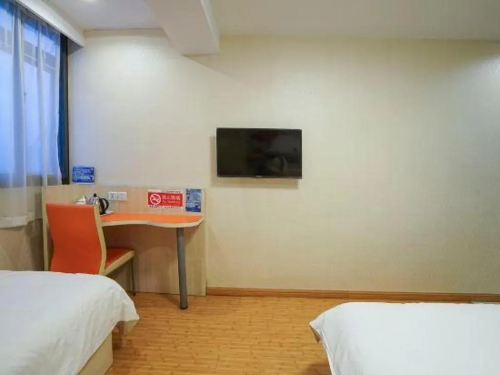 Bed in Shell Hotel Shanghai Expo Changqing Road Metro Station