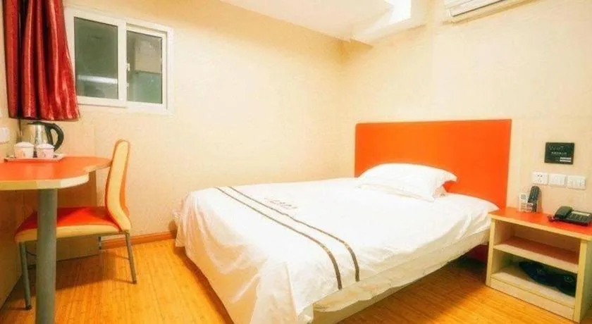 Bed in Shell Hotel Shanghai Expo Changqing Road Metro Station