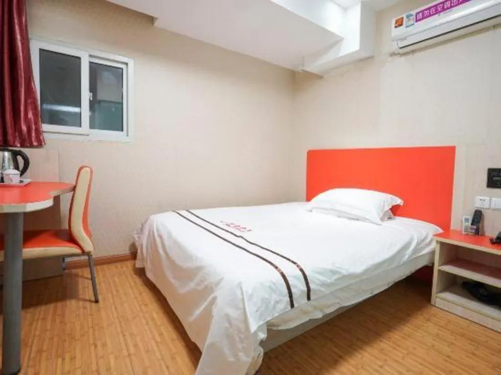 Bed in Shell Hotel Shanghai Expo Changqing Road Metro Station