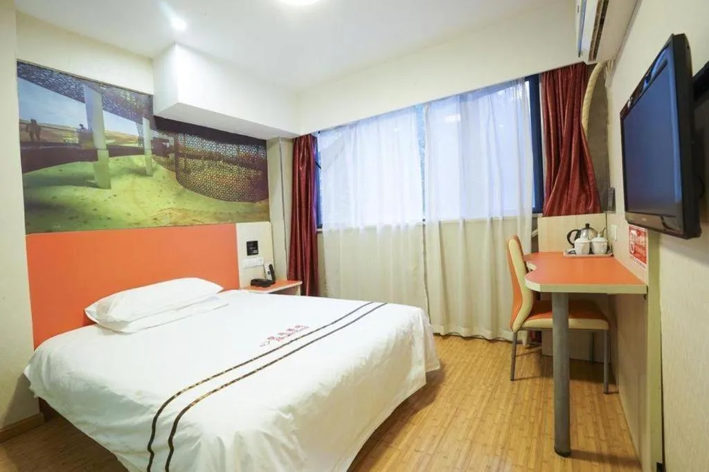 Bed in Shell Hotel Shanghai Expo Changqing Road Metro Station