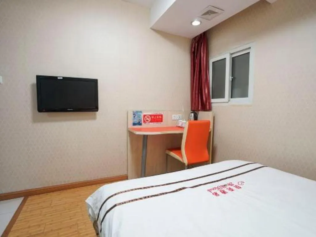 Bed in Shell Hotel Shanghai Expo Changqing Road Metro Station