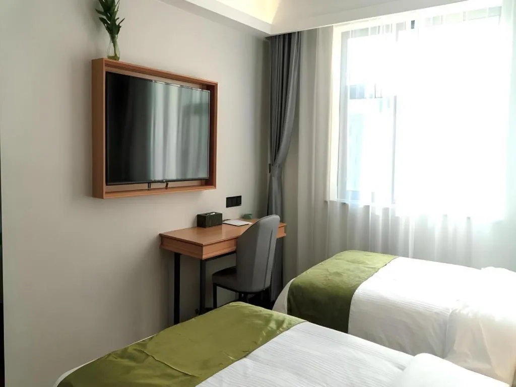 Bed in GreenTree Inn Express Datong High-Speed Railway Station Old City Wall