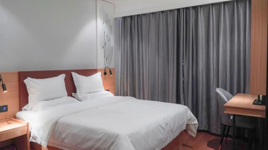 Bed in GreenTree Inn Express Datong High-Speed Railway Station Old City Wall