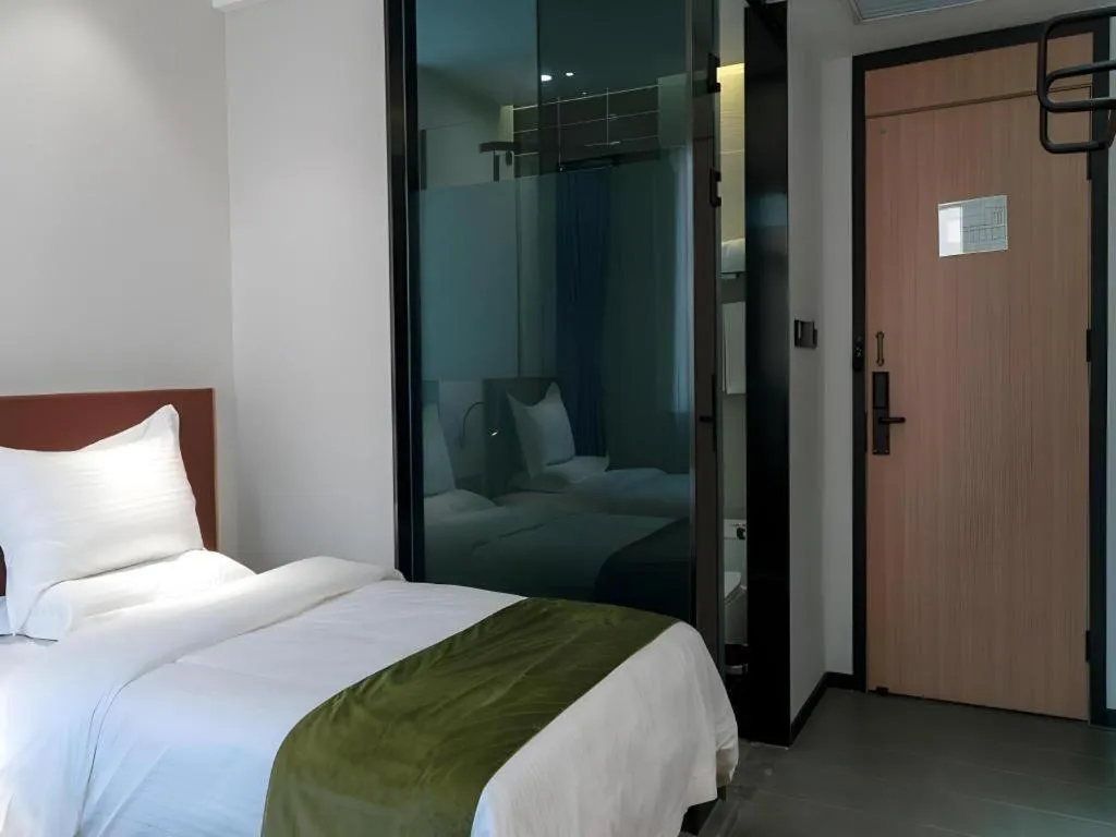 Bed in GreenTree Inn Express Datong High-Speed Railway Station Old City Wall