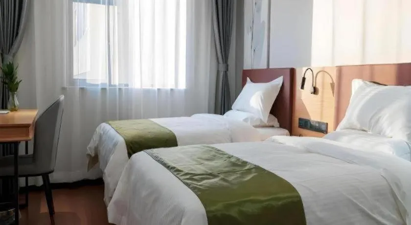 Bed in GreenTree Inn Express Datong High-Speed Railway Station Old City Wall