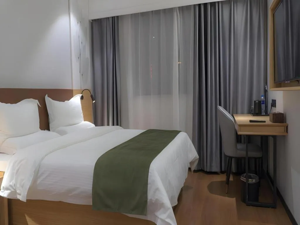 Bed in GreenTree Inn Express Datong High-Speed Railway Station Old City Wall