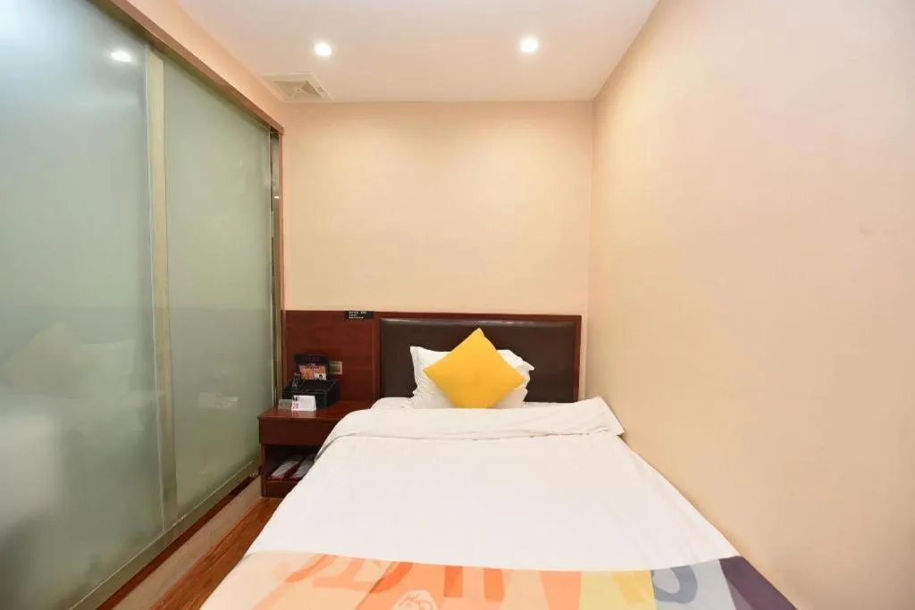 Bed in Shell Hotel Huainan Shou County Passenger Station Yaohai Grand Market