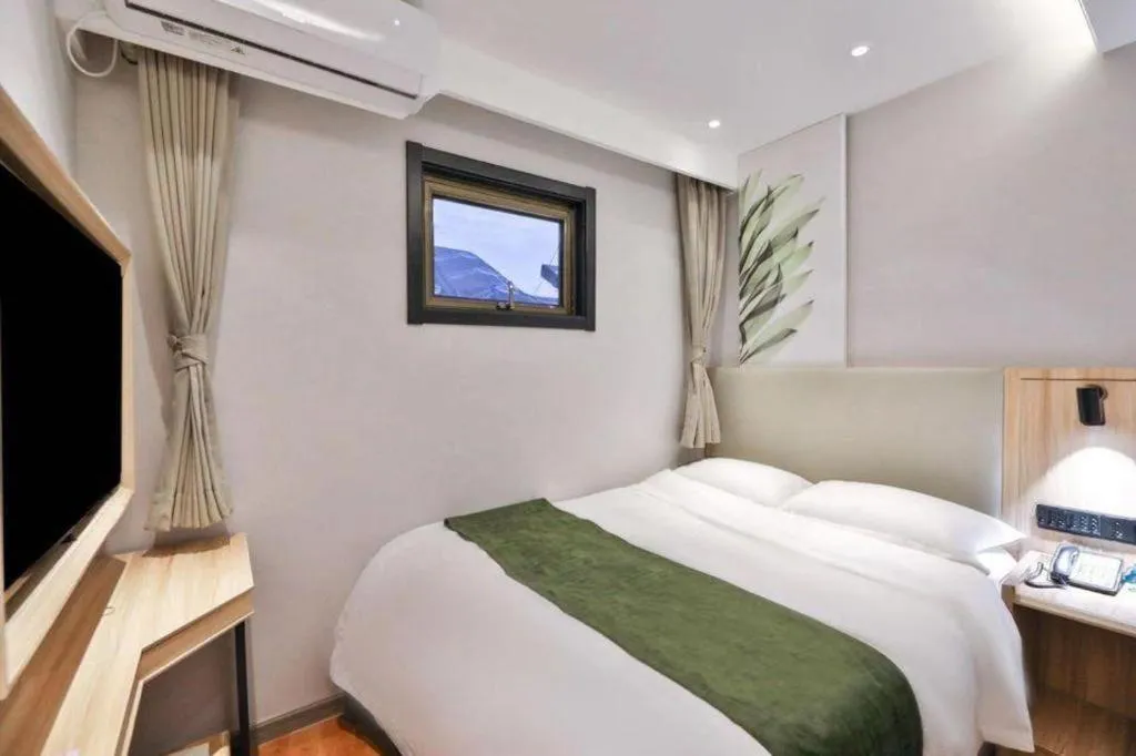 Bed in GreenTree Inn Express Beijing Dongcheng District Beixinqiao Metro Station Gui Street