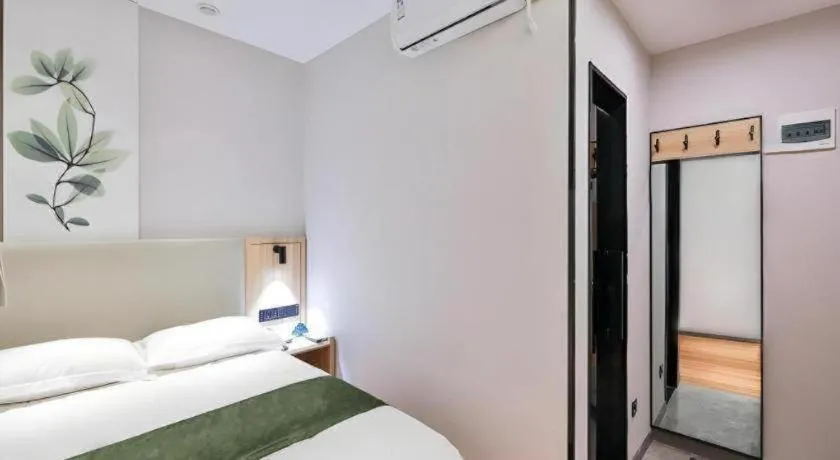Bed in GreenTree Inn Express Beijing Dongcheng District Beixinqiao Metro Station Gui Street