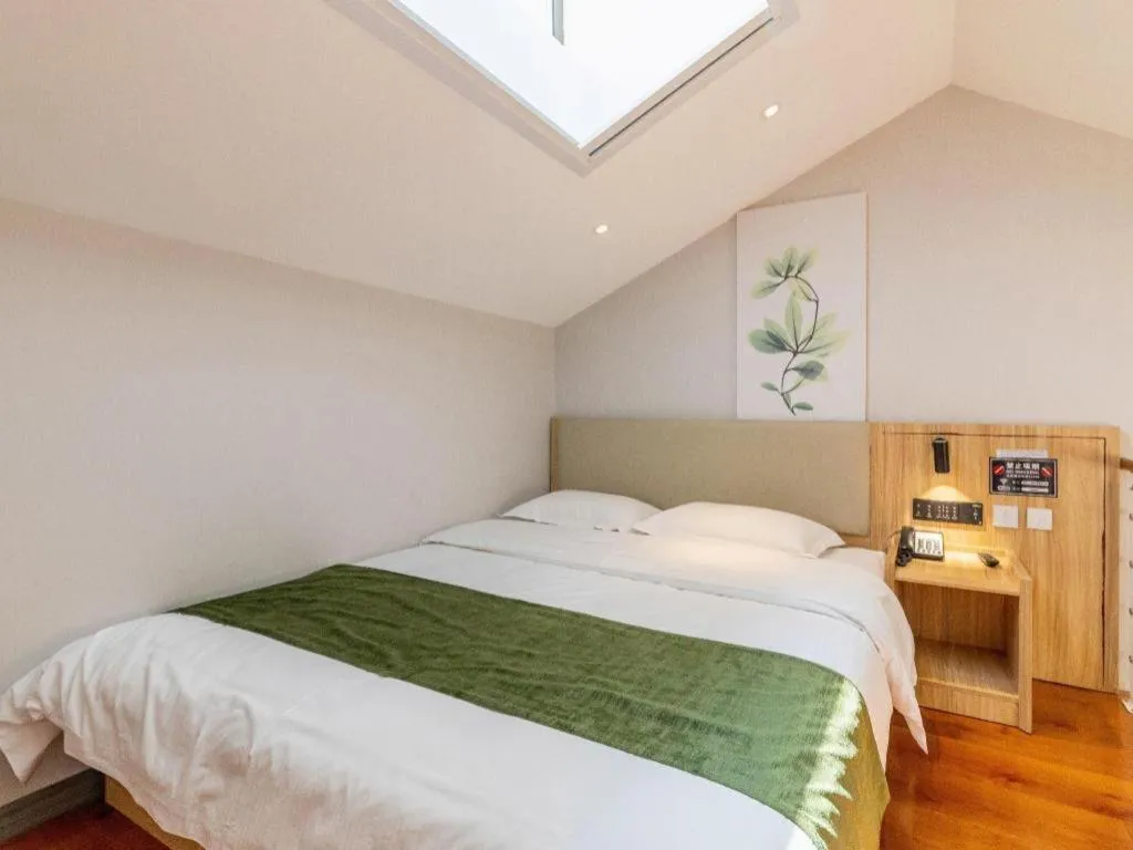 Bed in GreenTree Inn Express Beijing Dongcheng District Beixinqiao Metro Station Gui Street