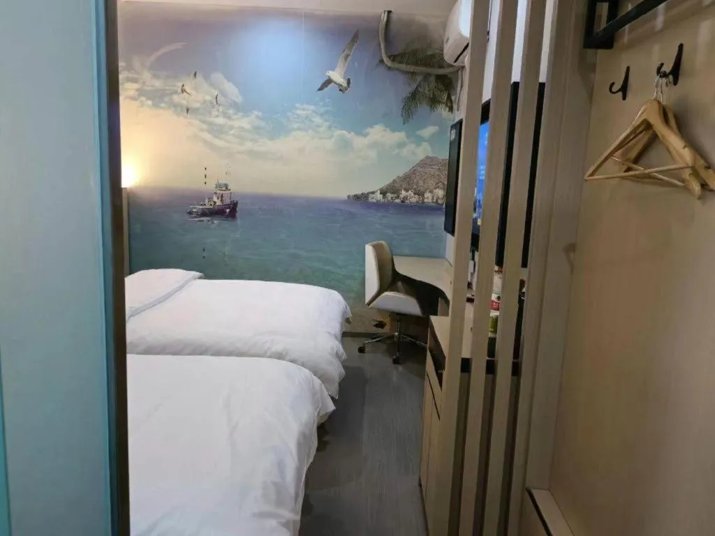 Bed in Super 8 Hotel Dingzhou Chongwen Street