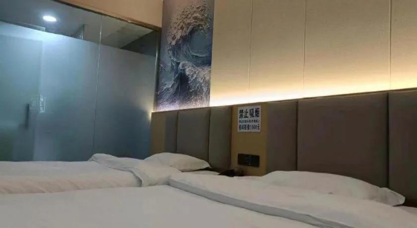 Bed in Super 8 Hotel Dingzhou Chongwen Street