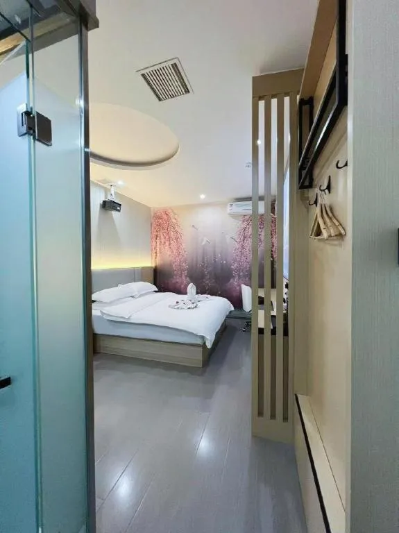 Bed in Super 8 Hotel Dingzhou Chongwen Street