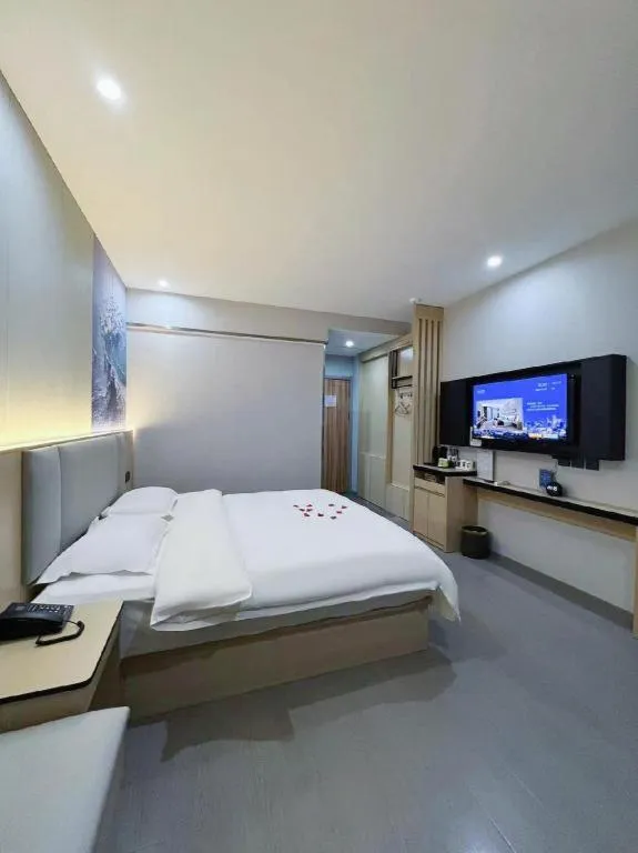 Bed in Super 8 Hotel Dingzhou Chongwen Street