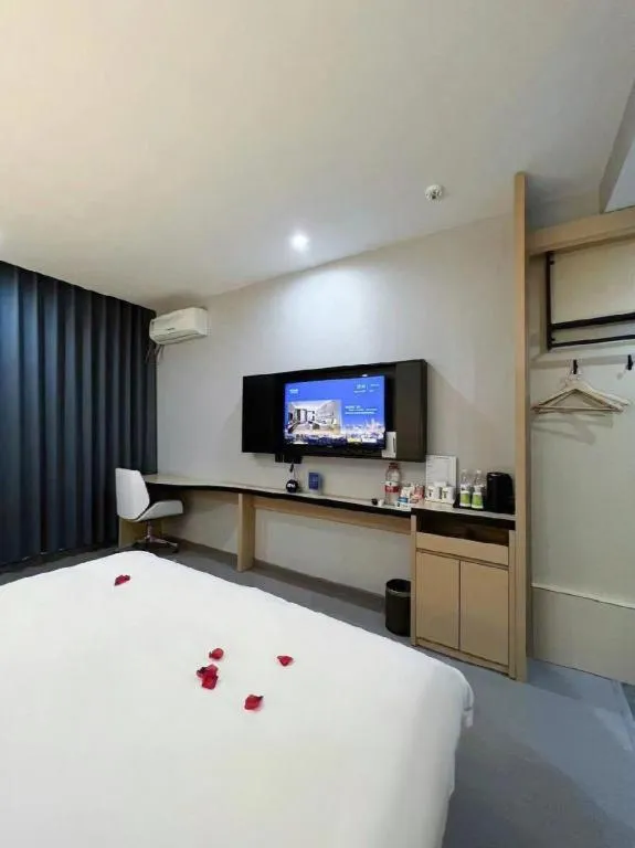 Bed in Super 8 Hotel Dingzhou Chongwen Street