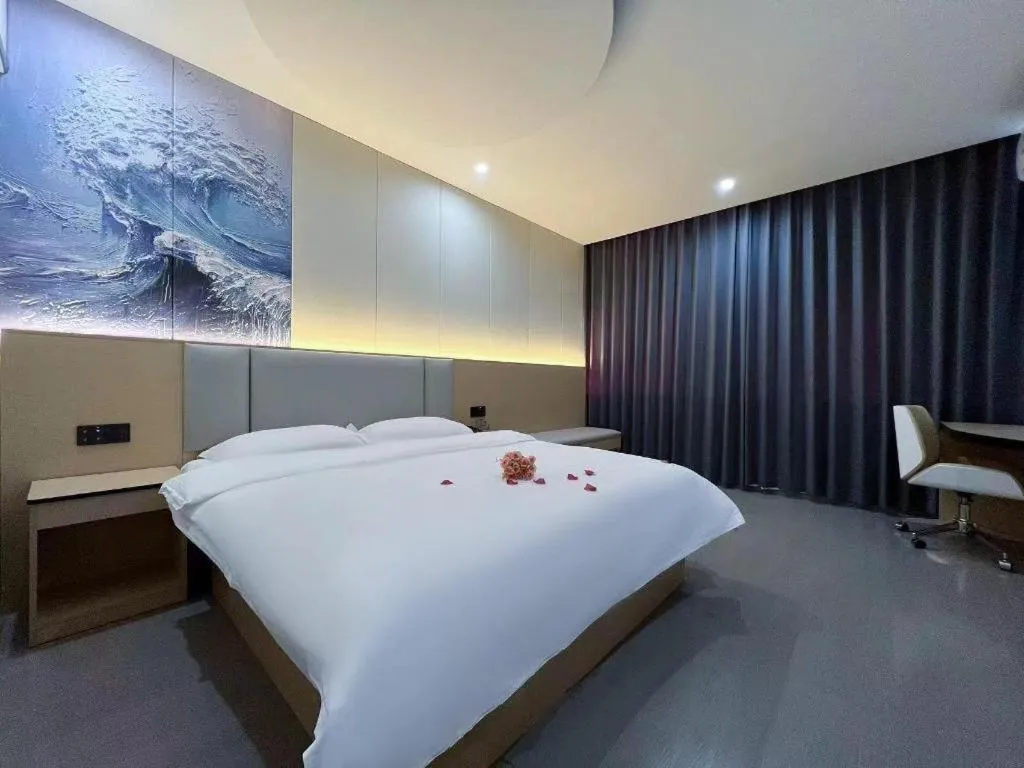 Bed in Super 8 Hotel Dingzhou Chongwen Street