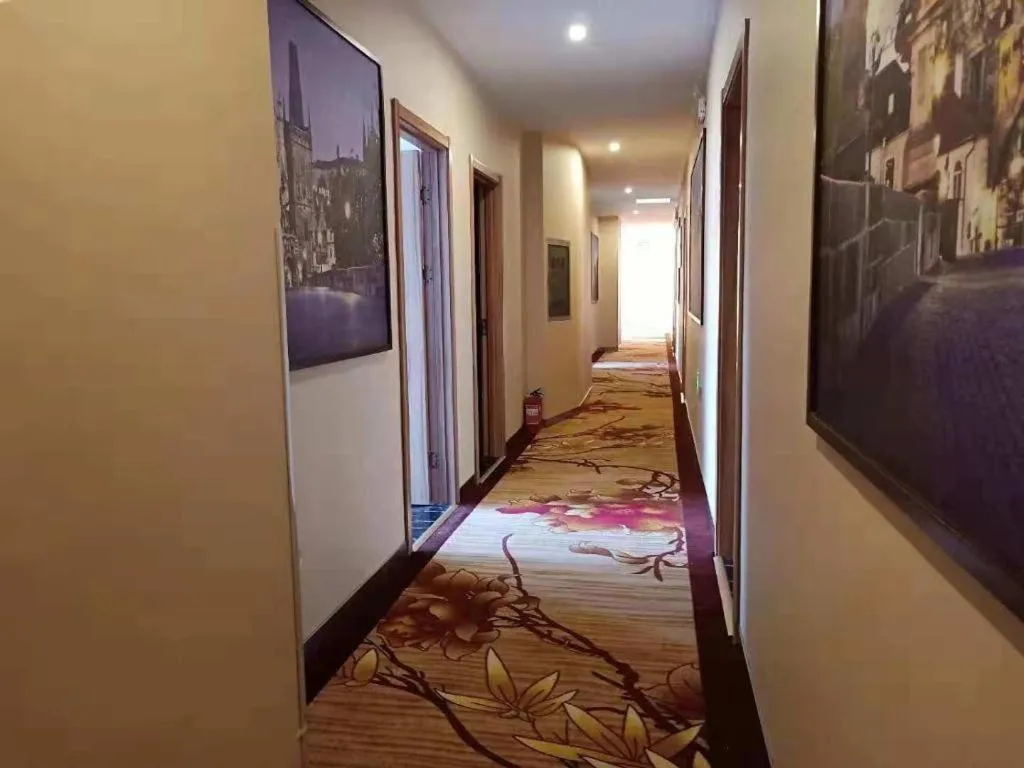 Bed in Super 8 Hotel Dingzhou Chongwen Street