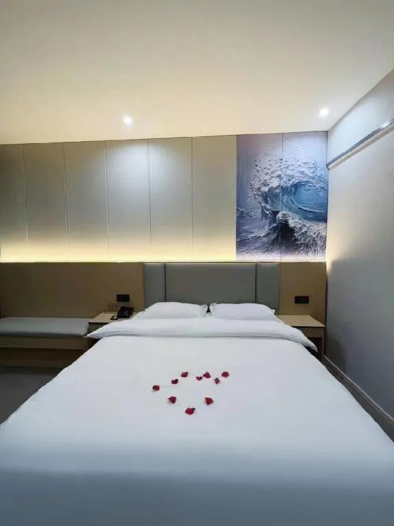Bed in Super 8 Hotel Dingzhou Chongwen Street