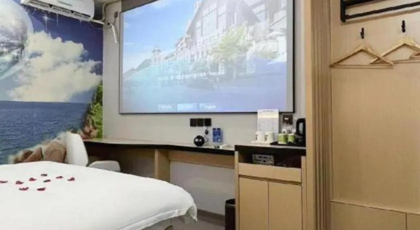 Bed in Super 8 Hotel Dingzhou Chongwen Street