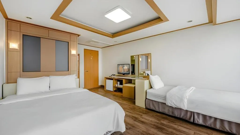 Bed in Gangneung Four Season Hotel and Pension