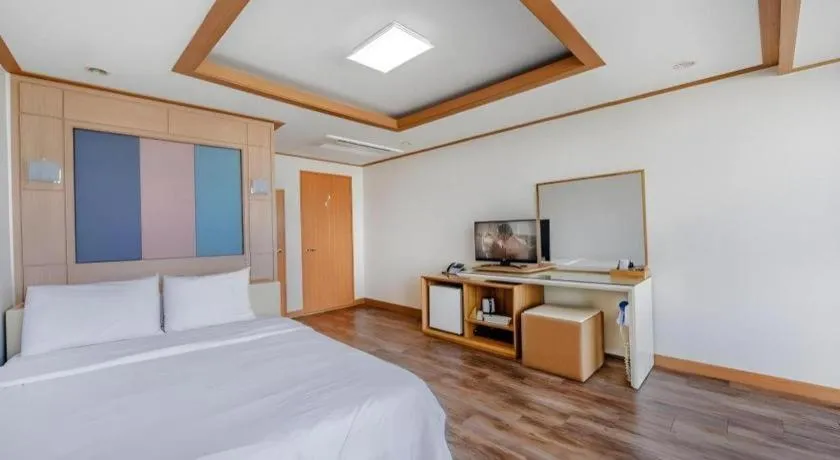 Bed in Gangneung Four Season Hotel and Pension