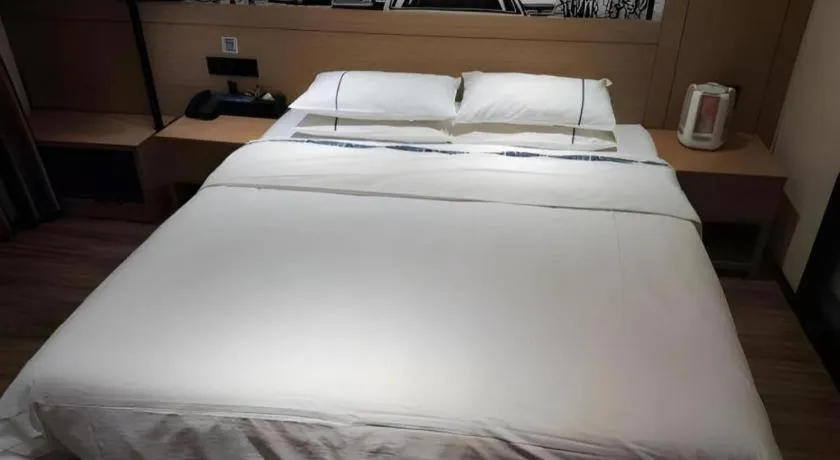 Bed in City Comfort Inn Hotel Dongguan Humen Pedestrian Street